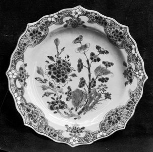 835591 Afbeelding van een Japans bord, behorend aan de familie De Bièvre (Achter Sint-Pieter 16) te Utrecht.